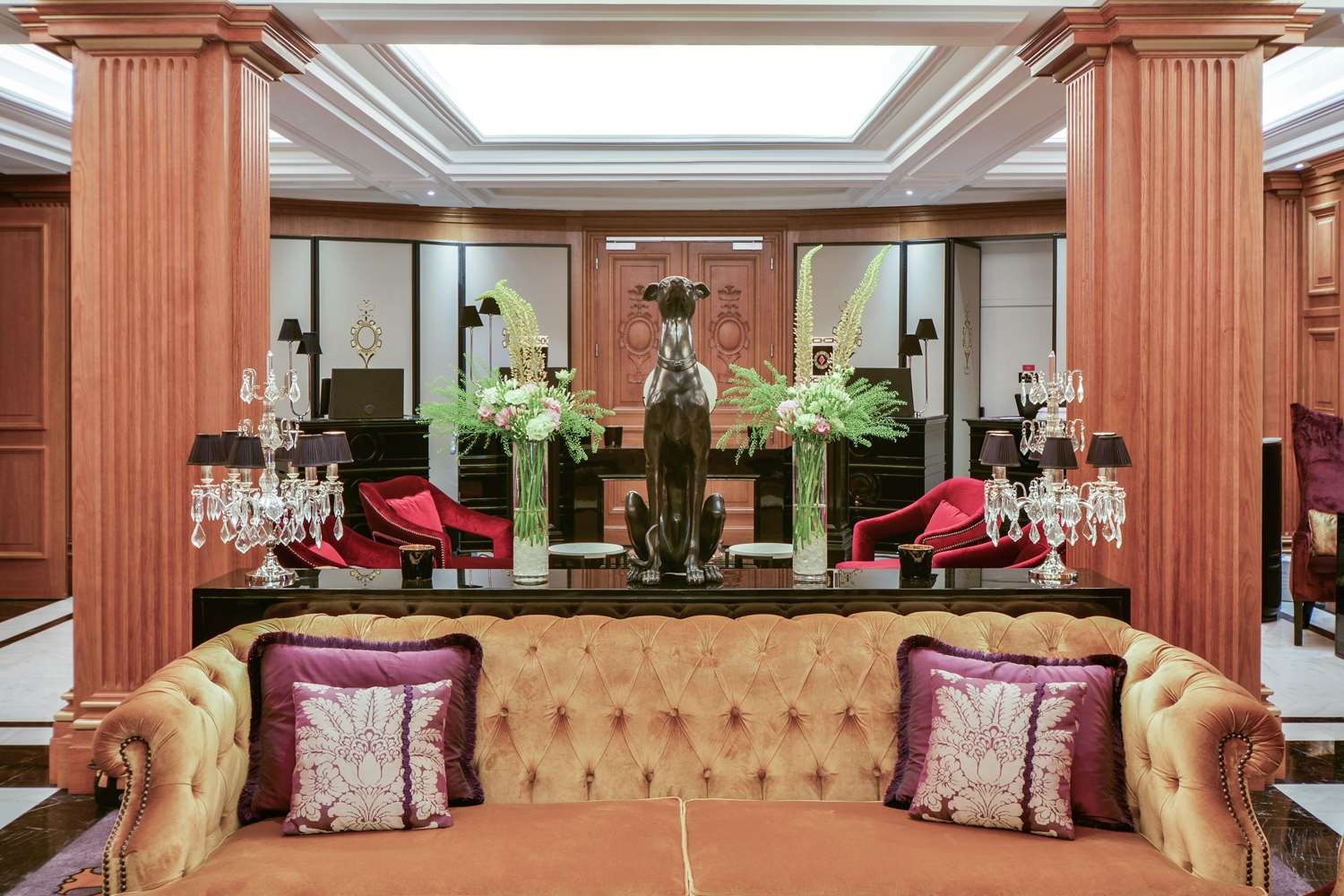 Wieczorna atmosfera w elegancko zaaranżowanym wnętrzu restauracji