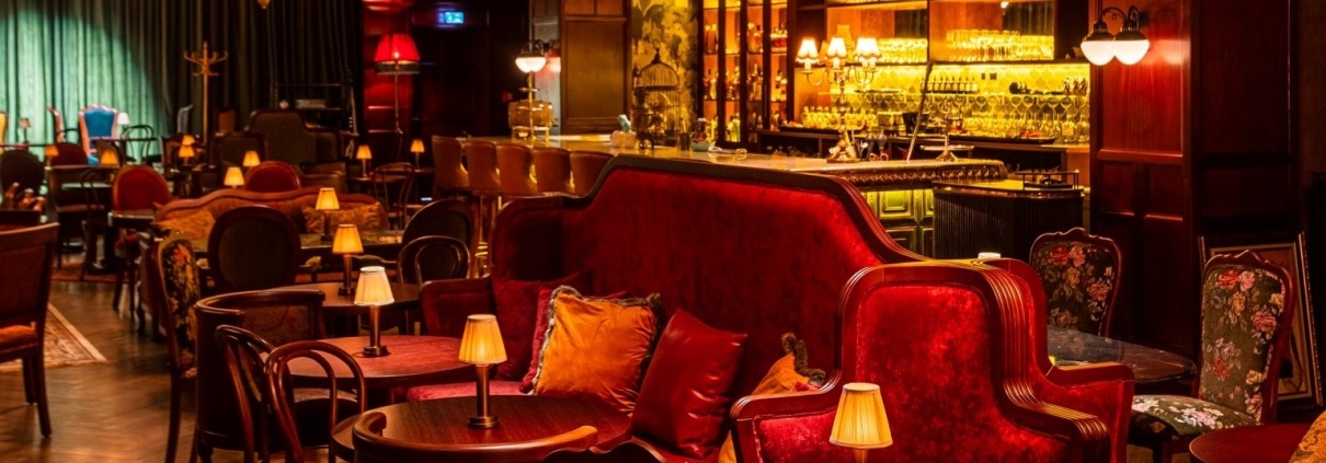 Eleganckie wnętrze restauracji ze strefą wypoczynkową